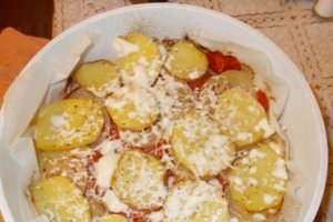 Cartofi la cuptor cu rosii si ceapa