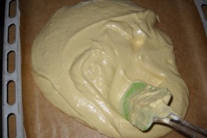 Rulada cu mousse de capsuni si green sugar