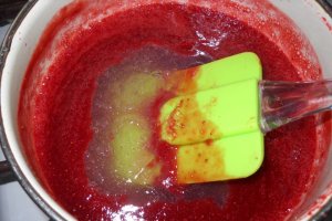 Rulada cu mousse de capsuni si green sugar