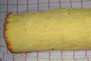 Rulada cu mousse de capsuni si green sugar