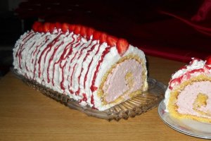 Rulada cu mousse de capsuni si green sugar