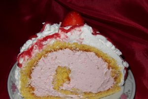 Rulada cu mousse de capsuni si green sugar
