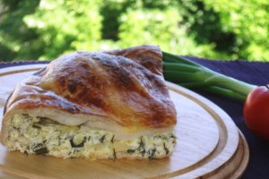 Placinta cu ceapa verde