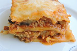 Lasagna cu sos bolognese si vinete