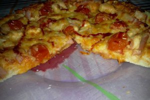 Pizza cu piept de pui si rosii cherry