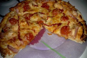 Pizza cu piept de pui si rosii cherry
