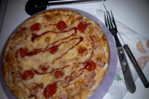 Pizza cu piept de pui si rosii cherry