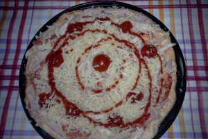 Pizza cu piept de pui si rosii cherry