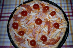 Pizza cu piept de pui si rosii cherry