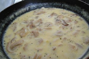 Piept de pui la gratar cu sos alb de ciuperci