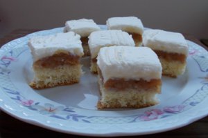 Prajitura cu mere, crema de vanilie si frisca