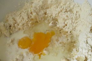 Cornuri pufoase cu gem de cirese