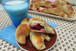 Cornuri pufoase cu gem de cirese