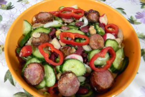 Salata de fasole boabe cu carnaciori