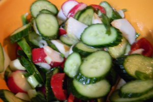 Salata de fasole boabe cu carnaciori