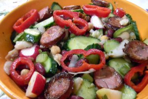 Salata de fasole boabe cu carnaciori