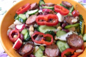 Salata de fasole boabe cu carnaciori