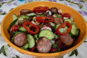 Salata de fasole boabe cu carnaciori