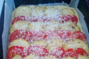 Tarta cu vinete si rosii