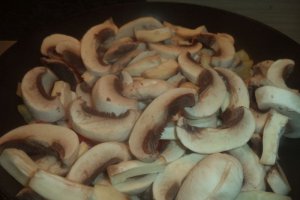 Ciuperci calite cu ardei la tigaie