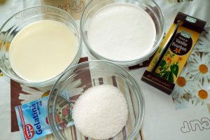 Panna cotta cu sos de capsuni