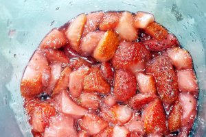 Panna cotta cu sos de capsuni