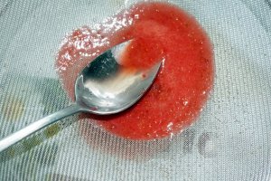 Panna cotta cu sos de capsuni
