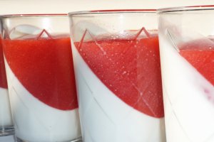 Panna cotta cu sos de capsuni