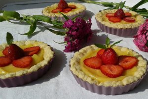 Minitarte cu crema de vanilie si capsuni