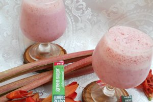 Smoothie cu capsuni si rubarba