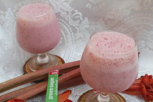 Smoothie cu capsuni si rubarba