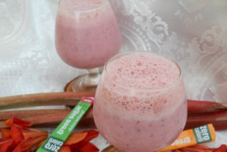 Smoothie cu capsuni si rubarba