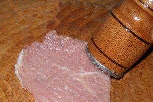 Reteta clasica de snitele de porc cu ou si pesmet