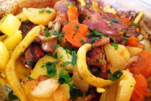 Carne de pui cu legume la cuptor