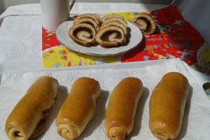 Mini cozonaci cu dulceata de nuci verzi si scortisoara