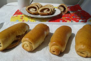 Mini cozonaci cu dulceata de nuci verzi si scortisoara