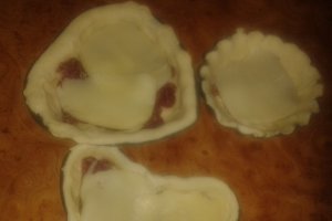 Tarte cu salam si mozzarella