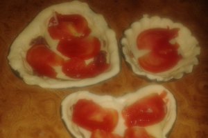Tarte cu salam si mozzarella