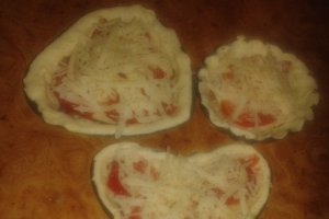 Tarte cu salam si mozzarella