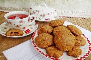 Aperitiv cu fulgi de ovaz, salam si cascaval afumat Delaco
