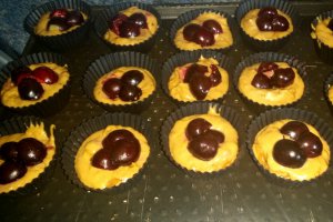 Muffins cu cirese si ciocolata