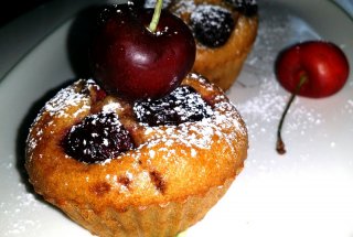 Muffins cu cirese si ciocolata