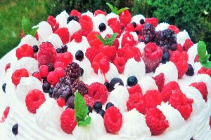 Tort Pavlova cu crema de vanilie  si fructe de padure