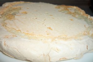 Tort Pavlova cu crema de vanilie  si fructe de padure