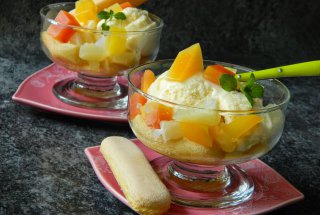 Desert cu inghetata de lamaie si fructe tropicale