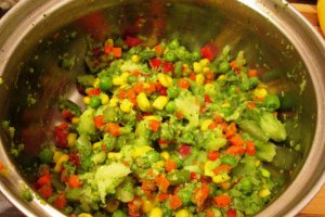 Chifle cu legume si carnaciori
