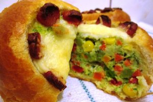 Chifle cu legume si carnaciori