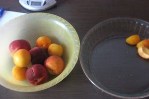 Crumble cu piersici si caise