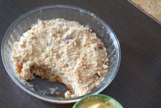 Crumble cu piersici si caise