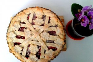 Tarta cu cirese si capsuni